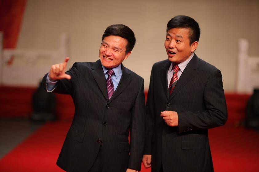 他参加过多年舞台,和搭档武宾表演过《咨询热线》,《疯狂股民》等不少