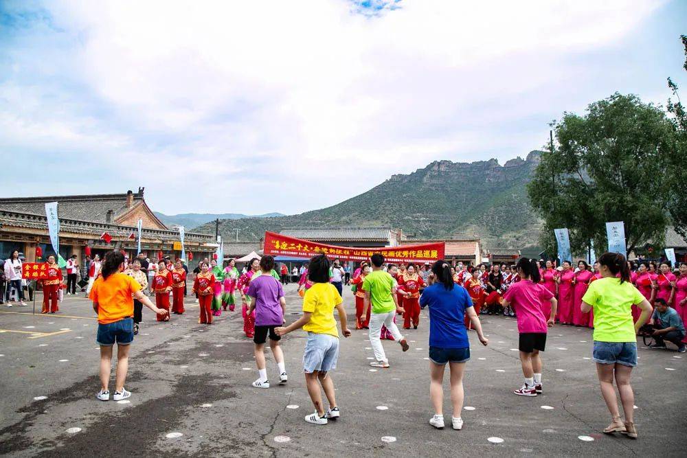 宋家沟的宋水街上人流不息,王家岔和吴家庄的游客也络绎不绝.