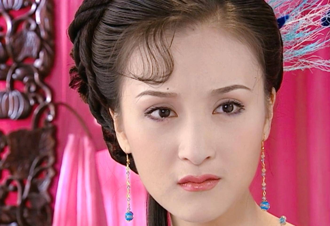 古装爱情剧《爱情宝典》里,乐珈彤一人分饰两角,《救风尘》单元,她是