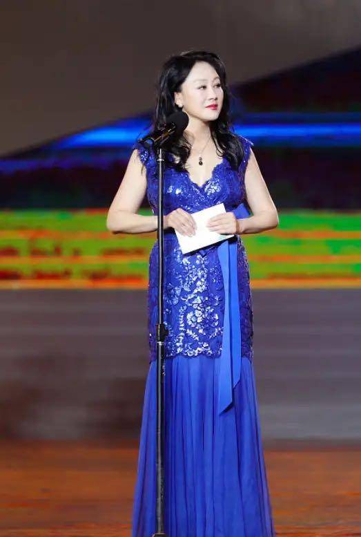 原创             王姬身材好惊艳，穿蓝色亮片人鱼连衣裙真高调，美得很高级