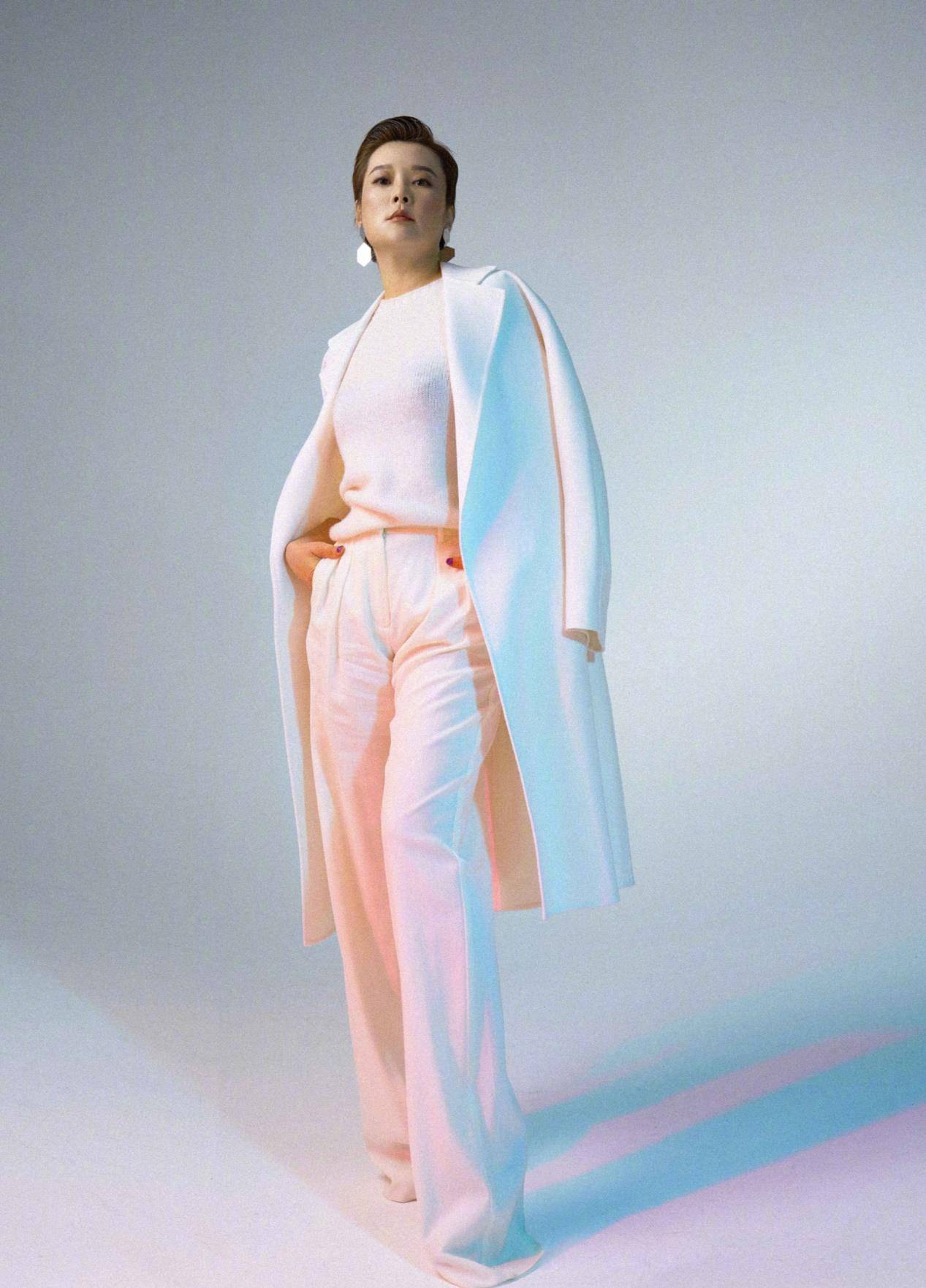 原创袁立认真起来了穿挂脖紫裙身材前就靠两条布片遮掩无惧展露