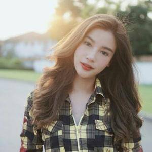 同年,参演动作喜剧片《侠女天威》,剧中饰演角色医生wartsana,和演员