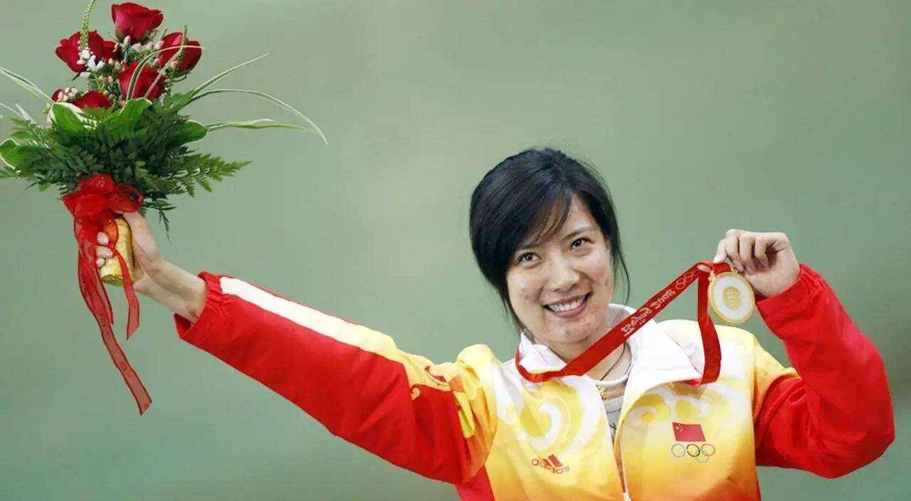 37岁射击女神杜丽坐轮椅指挥,不接广告拒绝富豪,却被质疑整容_气步枪