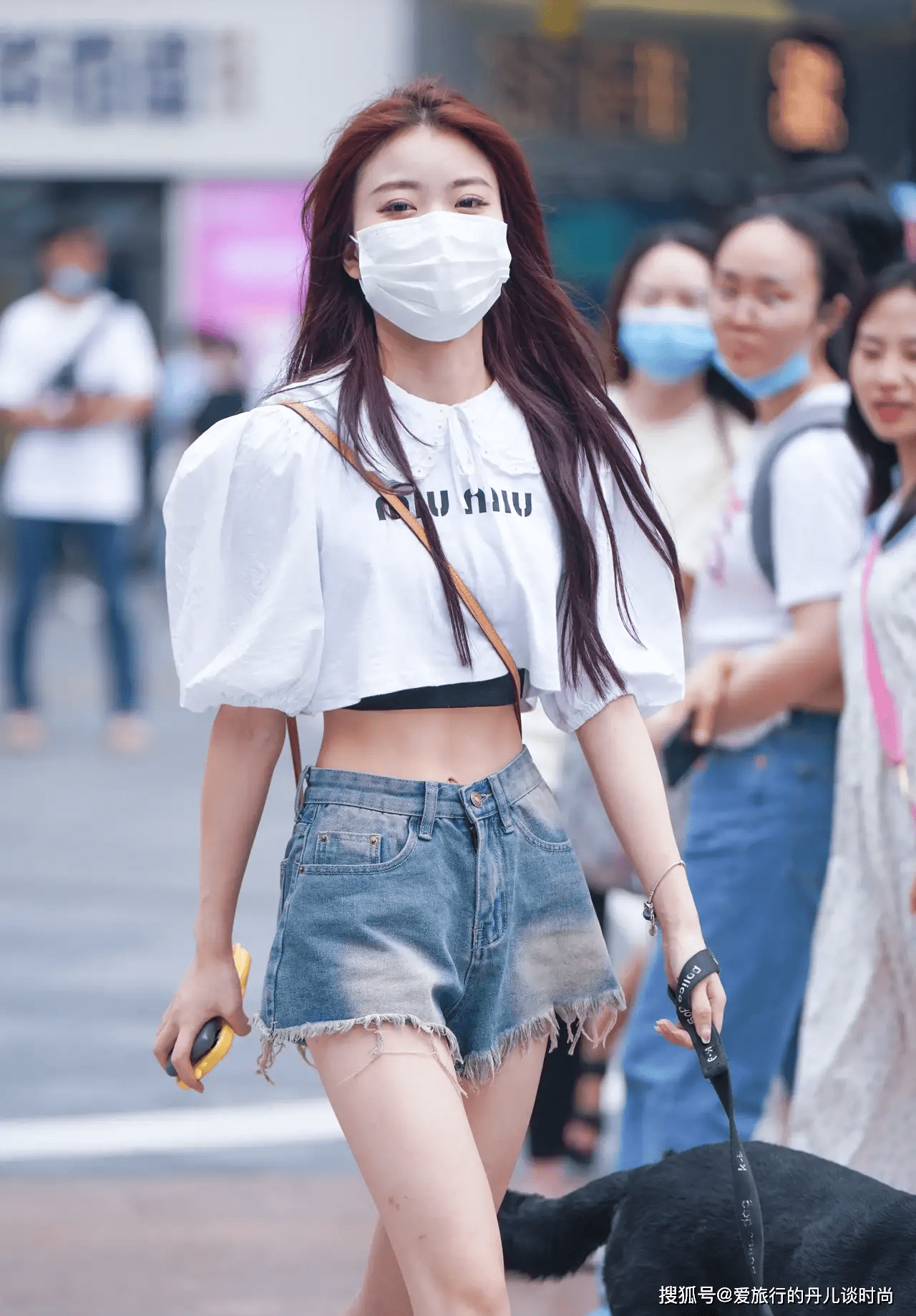 白色娃娃领短衬衫搭配毛边牛仔短裤,俏皮可爱,少女感十足_姐姐_老爹