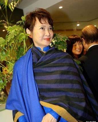 天生耳疾成影后,与谢贤分手,嫁秦祥林,73岁的她不简单_萧芳芳_母亲