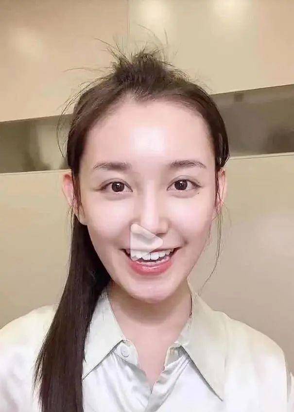 原创蒋依依才20岁就显老素颜出镜气色差被指撞脸高露热依扎