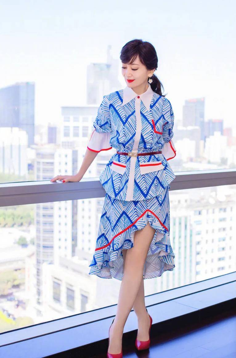 67岁赵雅芝依然时尚,每次的出现都是优雅有气质,真是穿搭教科书_姐姐