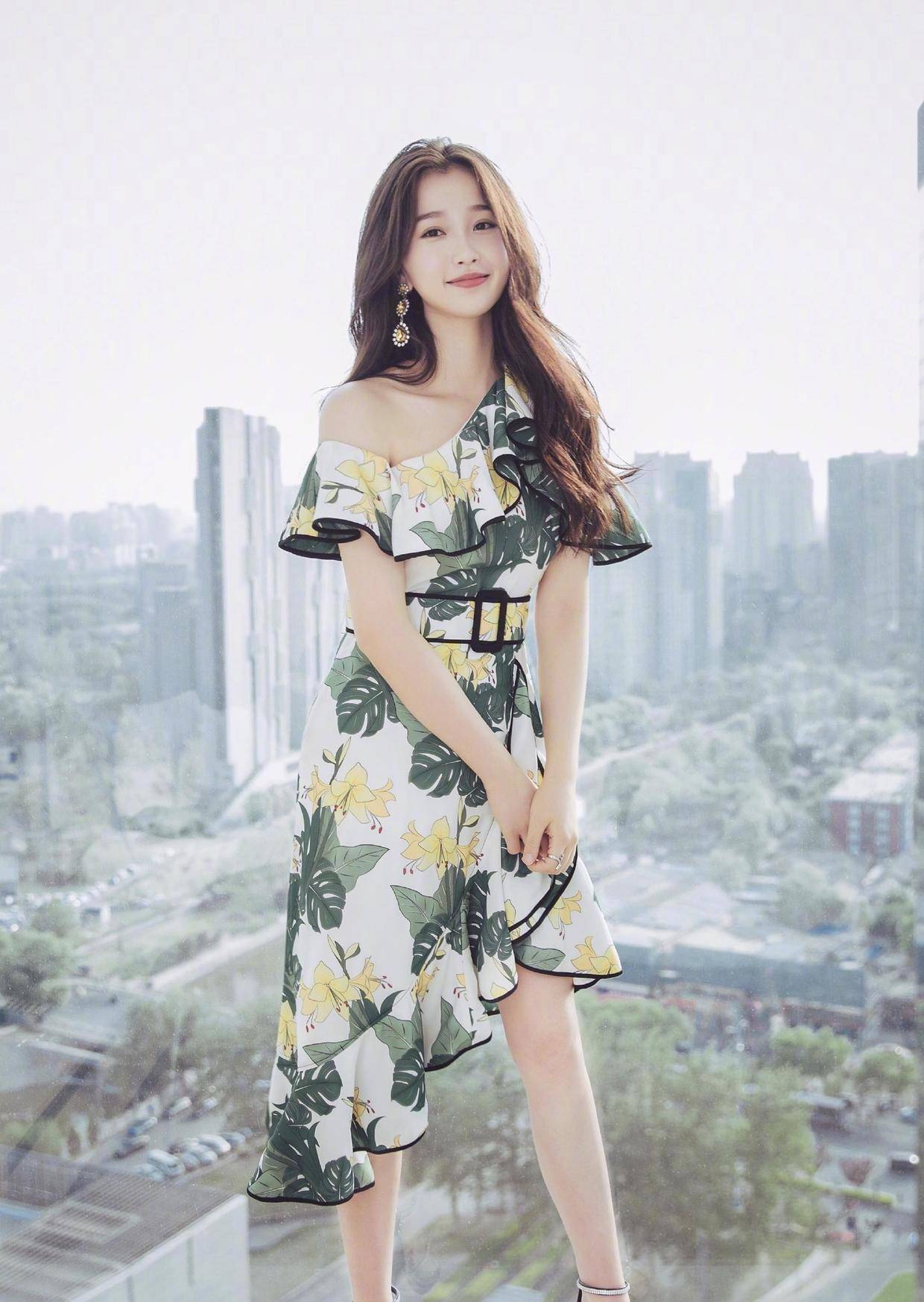 原创24岁的虞书欣真会穿穿亮片元素拼接连衣裙高级时髦魅力十足