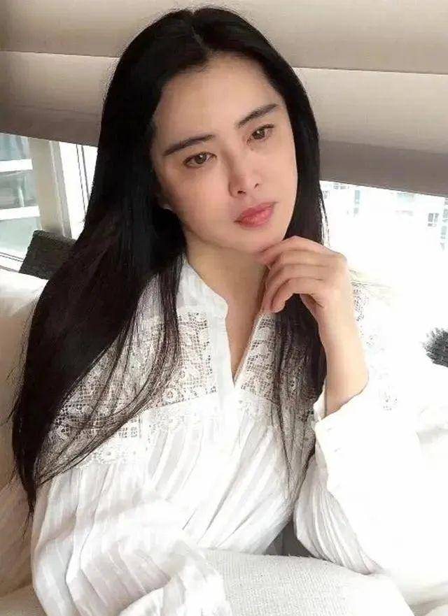 原创53岁王祖贤真老了穿牛仔难掩身材发福纯素颜脸部法令纹显沧桑