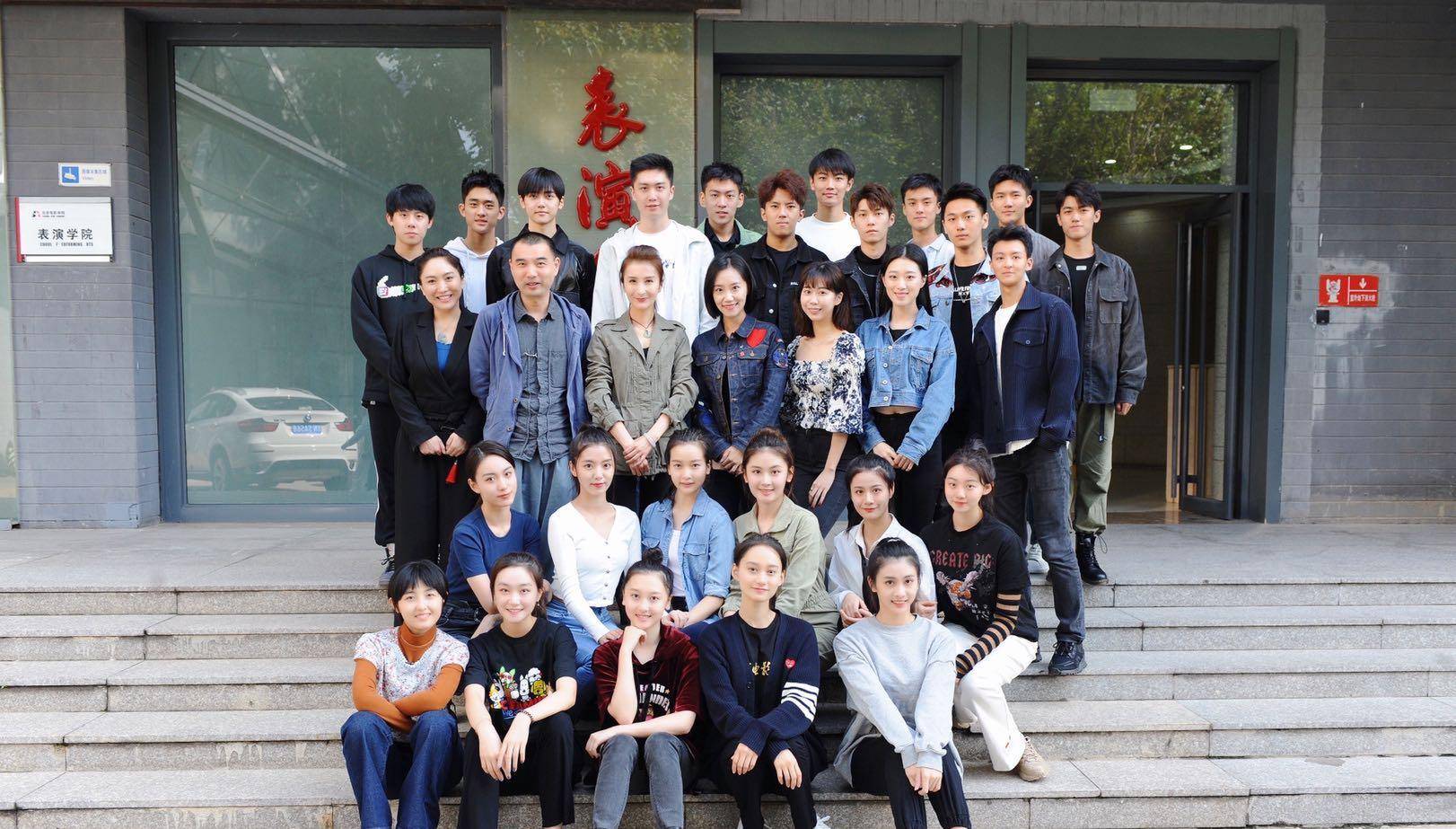 北电晚会合照曝光,孙俪妹妹镶边,周奇焉栩嘉身材对比一目了然_关晓彤