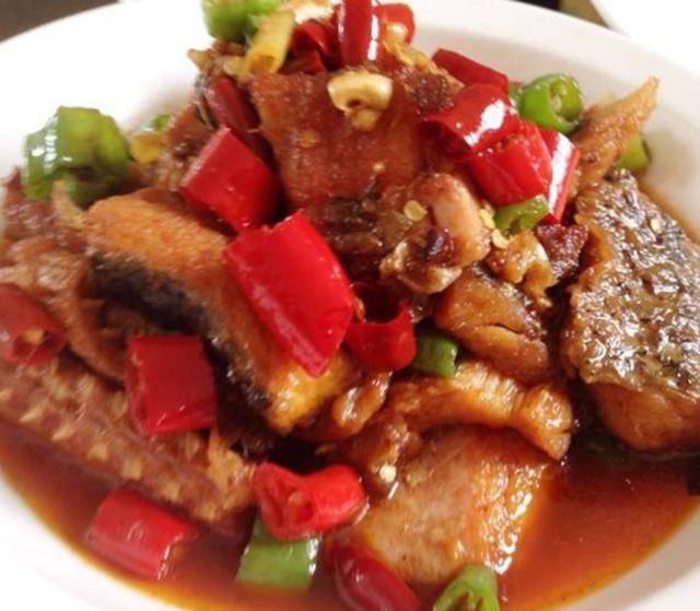 炒腊鱼时,需不需要焯水?31年厨师:多加"1步",越炒越香!