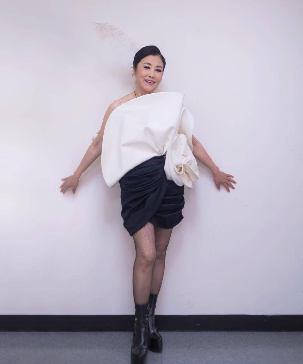 原创汪明荃越老越时髦修身连衣裙配发箍摩登优雅72岁奶奶辈真拼