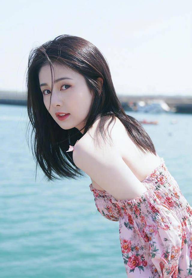 原创白鹿海边写真碎花抹身材裙衬的皮肤白到发光看起来好乖