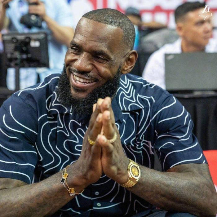 现场的球员和明星也是纷纷主动和詹姆斯打招呼,当然威少是个例外