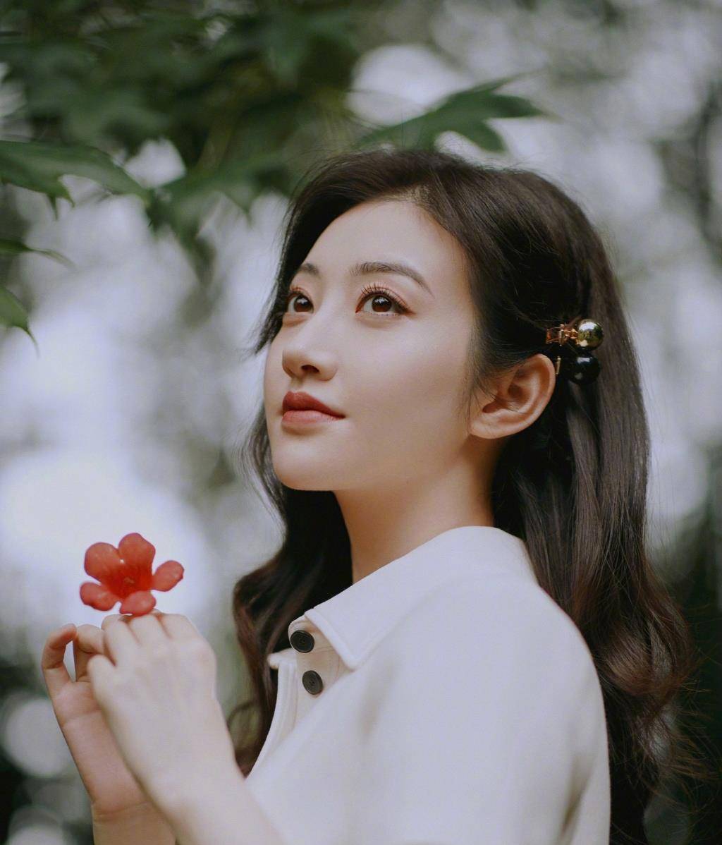 的五官非常适合东方美的黑色长发,印象中景甜也很少染其他颜色的发型