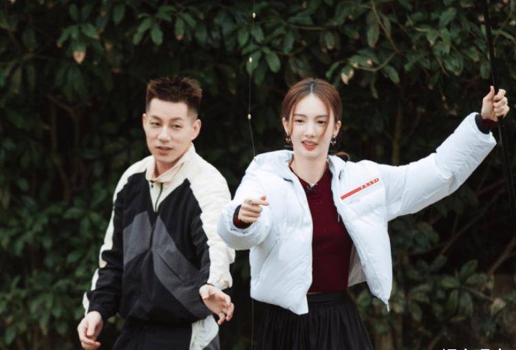 金晨敷美颜跟卡斯柏约会,我却全程关注她的鼻子,这高度是认真的吗?