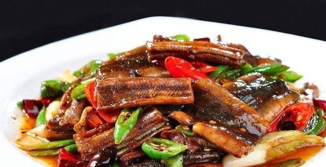 这样炒黄鳝又鲜又嫩,吃起来一点都不腥_粘液_因为_表面