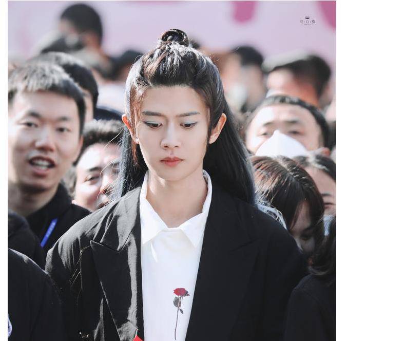 路人镜头下的任嘉伦,才是真正的火力全开,气场十足!_角色_时候_任国超