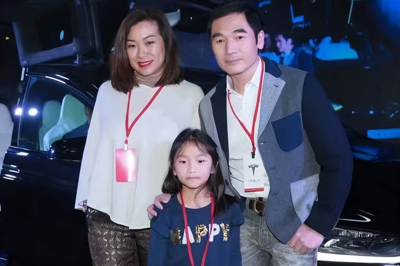 方中信一家三口合体,老婆长相霸气太男相,女儿和爸爸共用一张脸_造型