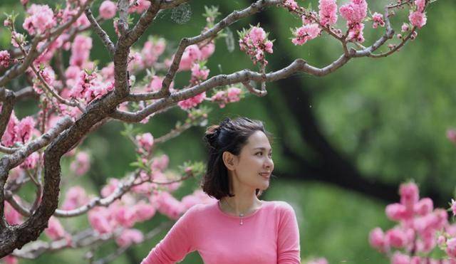 程莉莎出游真会穿,粉色t恤配半身裙扮少女,说她24岁我都信_的设计