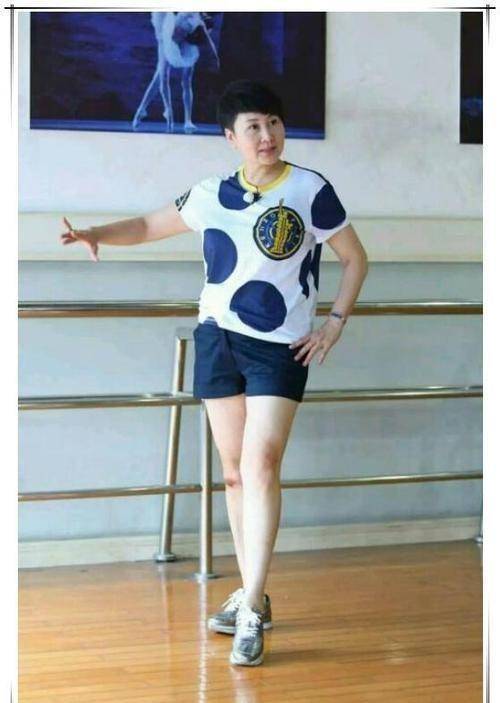 张凯丽越穿越年轻,碎花套装大妈气质暴露,"碎花"真不能乱穿_西装_上衣