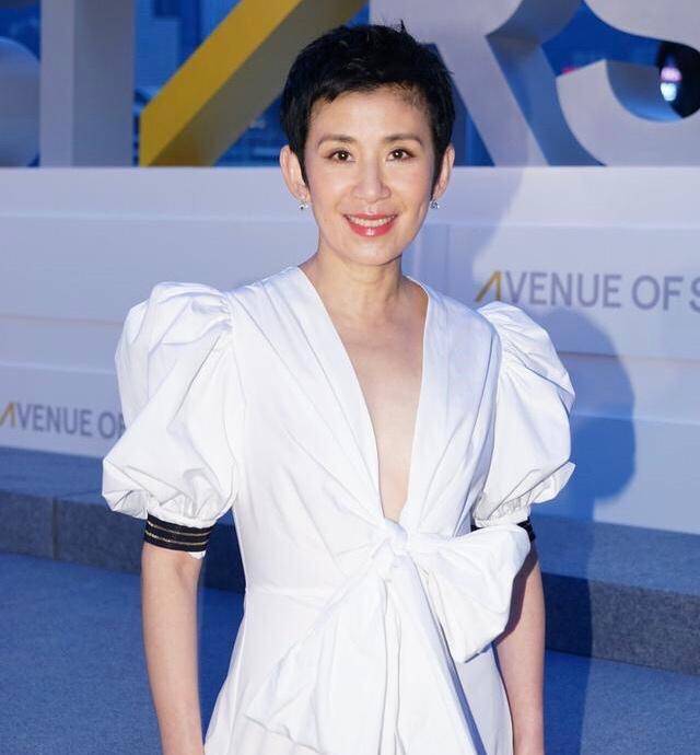 原创吴君如穿出50女人想要的年轻感白色娃娃裙搭短发优雅减龄