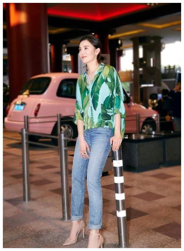 看到宋佳才知道,"拖地裤"真的可以显高,搭配花衬衫太帅了