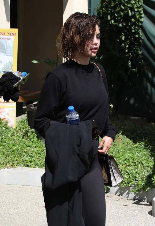 近日,美国知名女歌手赛琳娜·戈麦斯(selenagomez)被拍到跟好友一同从