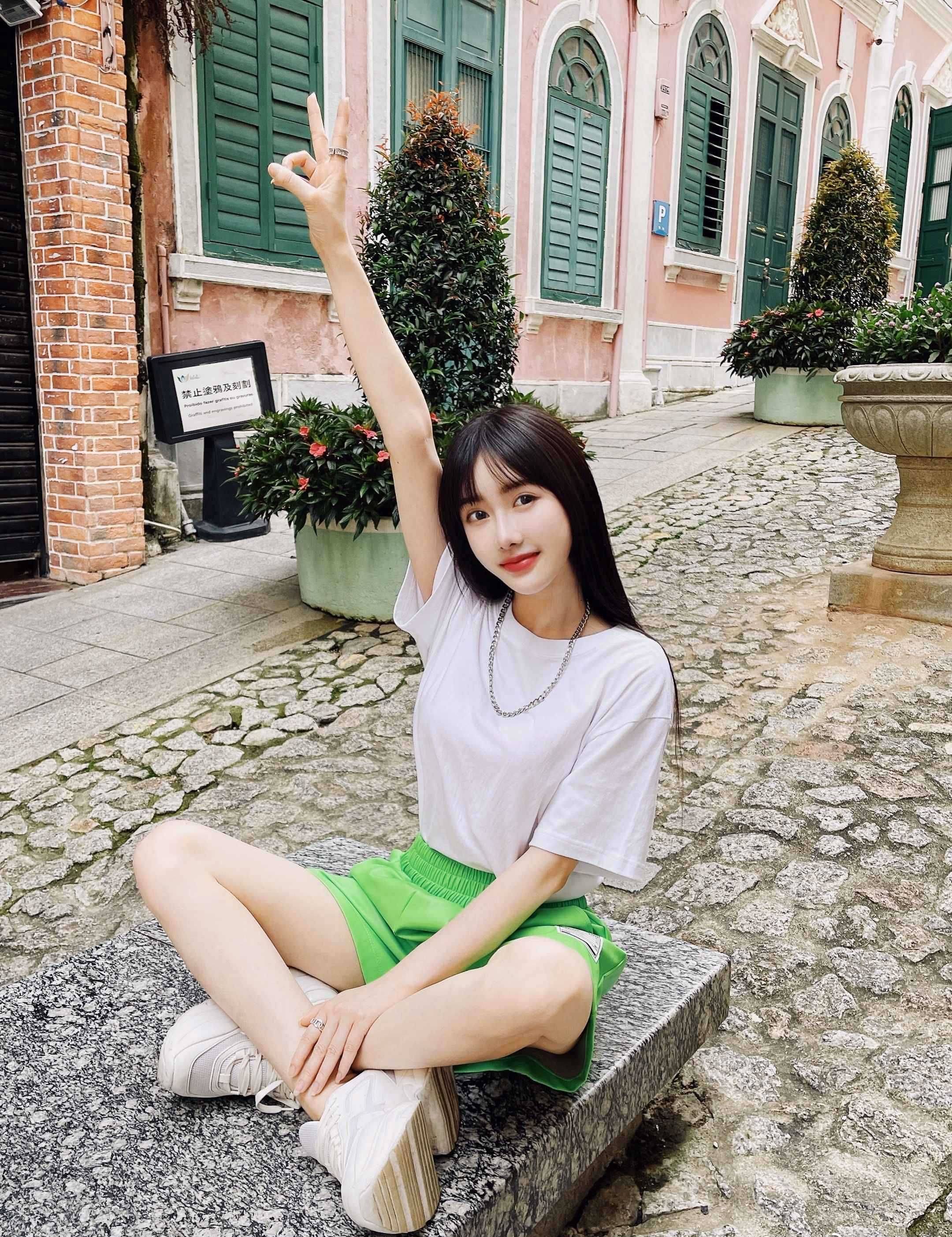 温果希大长腿性感户外写真