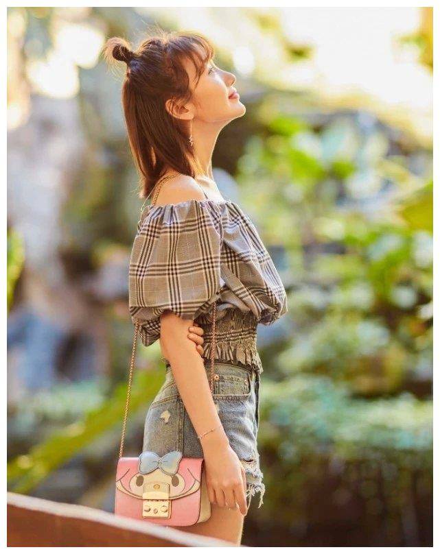 毛晓东这身打扮看起来休闲的少女风,上身格子吊带,突显了她细腻性感的