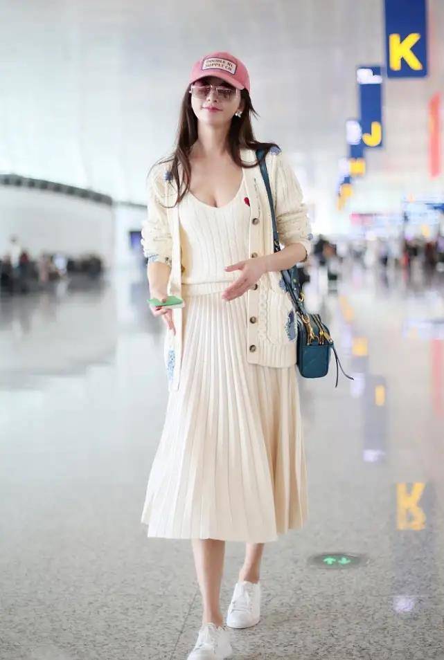 原创红毯女神林志玲真大胆穿金色深v连衣裙亮相身材好真自信