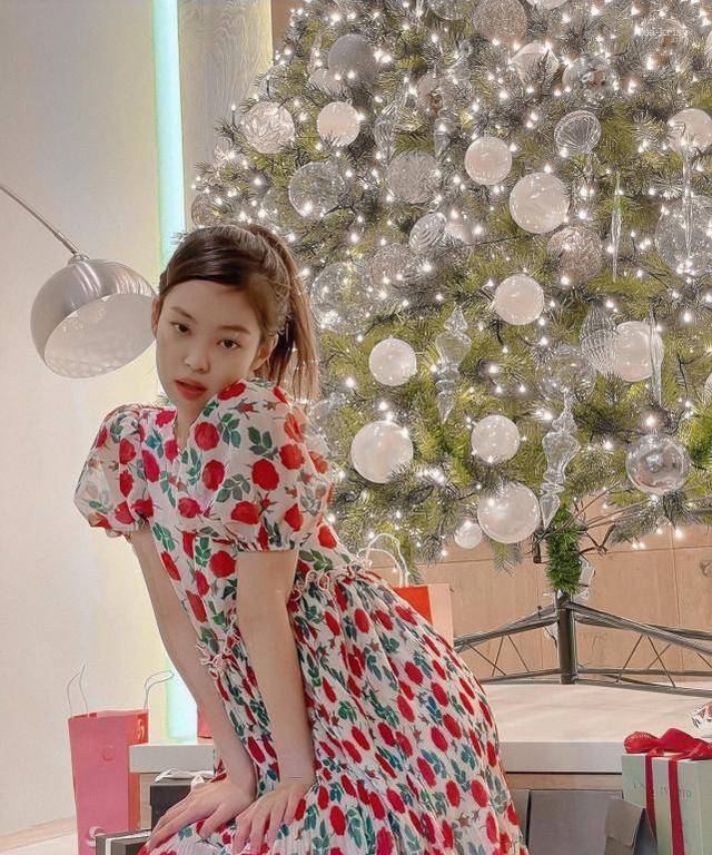 原创blackpink成员jennie晒照穿碎花蓬蓬裙隔空亲亲闭眼笑太美了