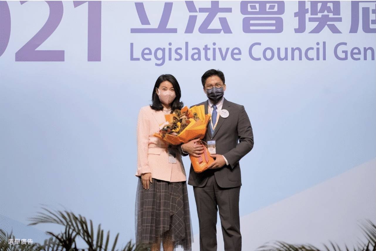 霍启刚独自带娃看演出,父女三人搞怪合影画风可爱