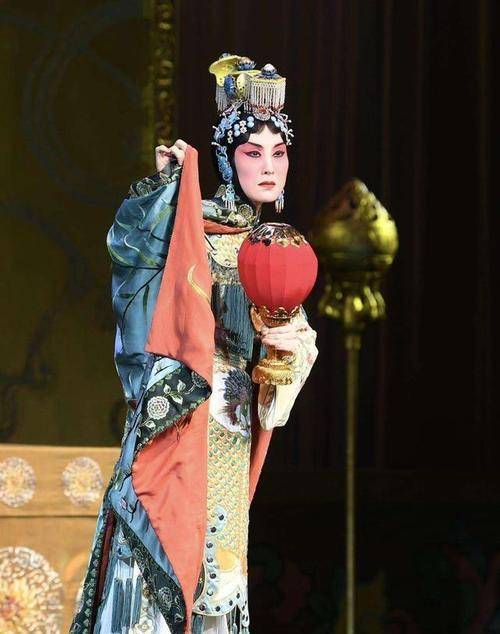 京剧演员史依弘,张火丁只不过是演自己喜欢的角色,不是坏了规矩