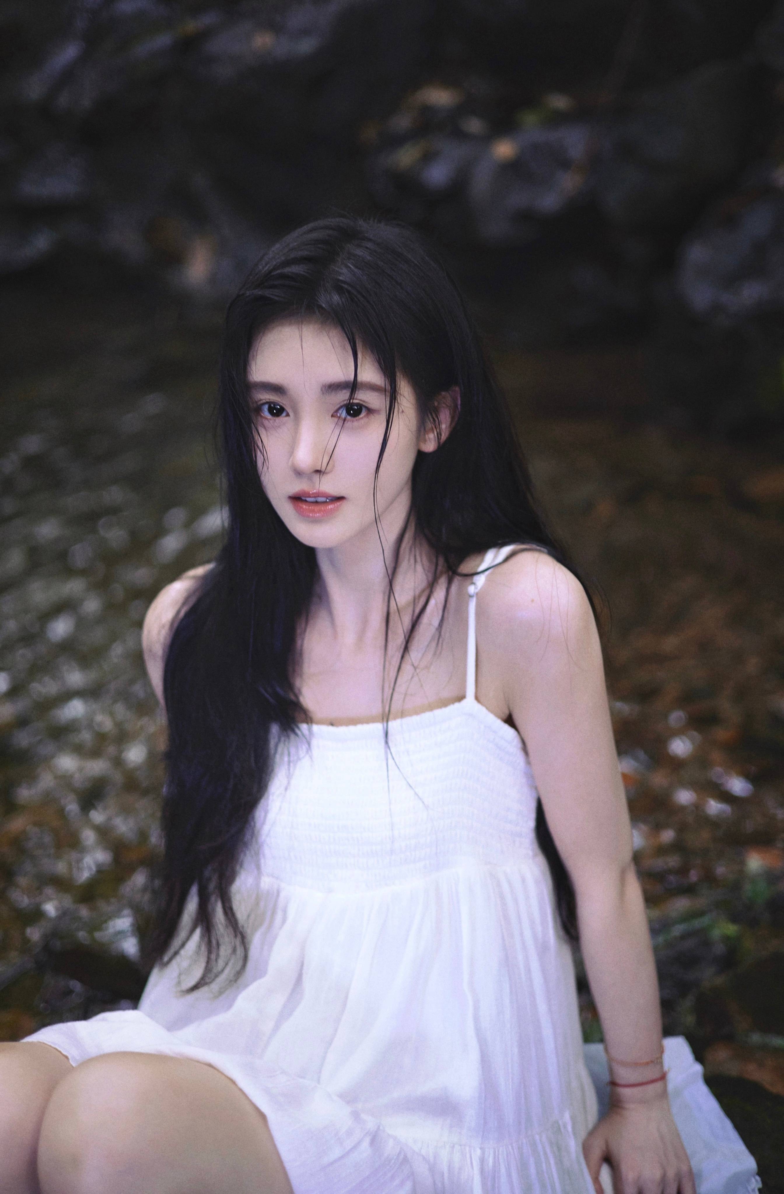 鞠婧祎白色吊带连衣裙性感写真_鞠婧祎_吊带_连衣裙