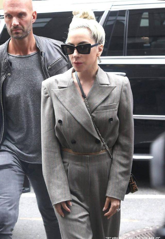 据悉,最近ladygaga频频出现在公众的视野中,一天换几套服装出