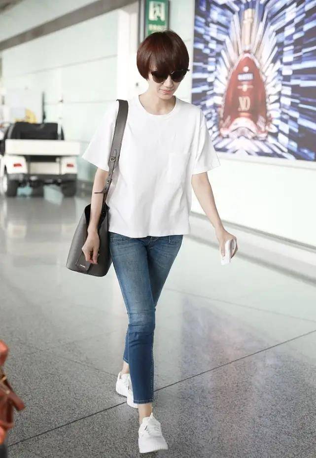 丝袜的搭配其实是比较考究的,因为这种配饰性的单品一般对腿型的要求