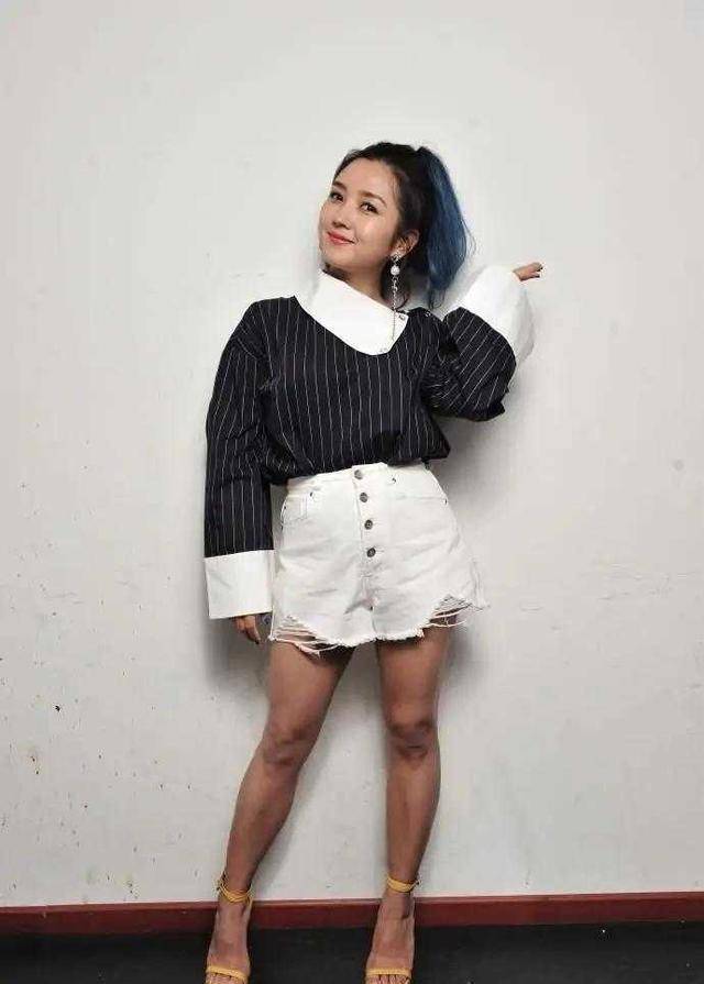 35岁的何洁真自信,穿超短裤大秀美腿,微胖身材更有气质_时尚_衬衣