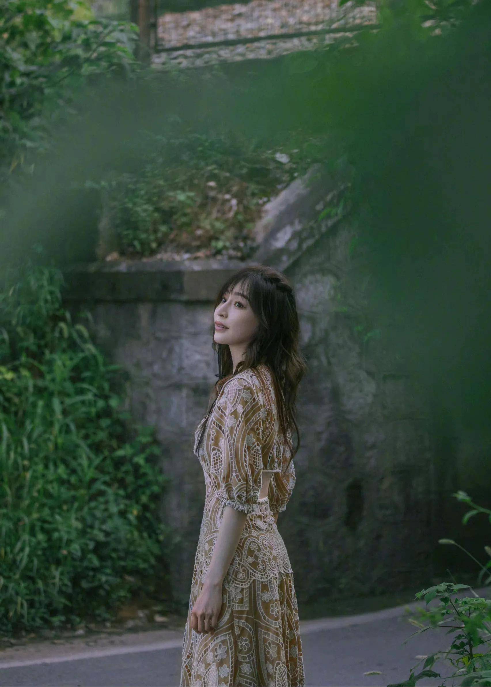 原创王心凌大波浪美发镂空绣花连衣裙韵味无穷女人魅力更胜往昔