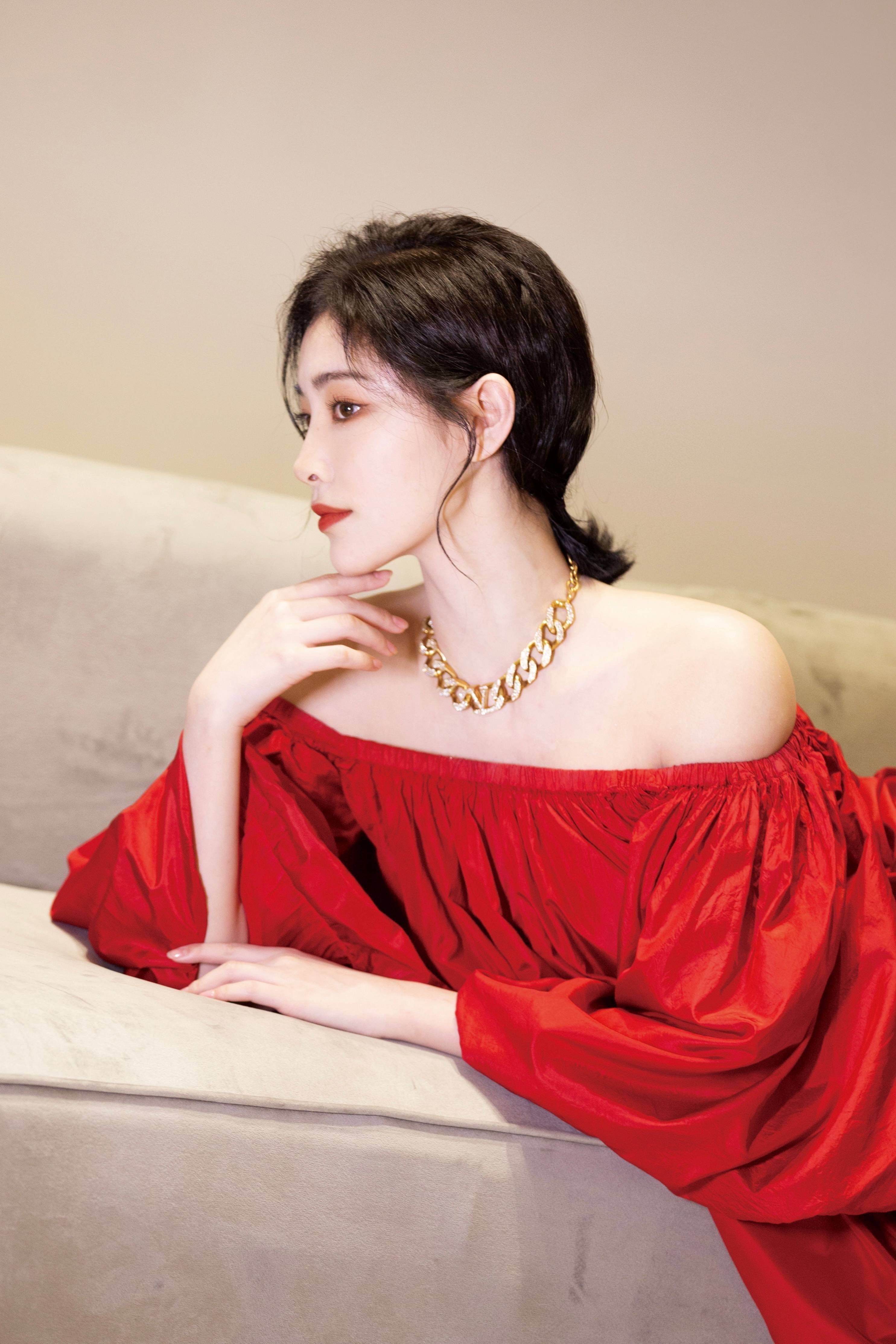 大红一字露肩连衣裙美女写真