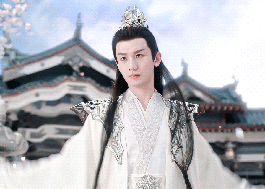 英迪君的白衬衫上满是仙尘,眉心冷如远山雪.