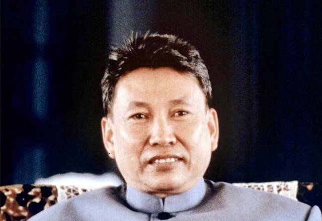 根据相关记载,波尔布特(时称桑洛沙)还曾因在柬埔寨发动武装斗争而