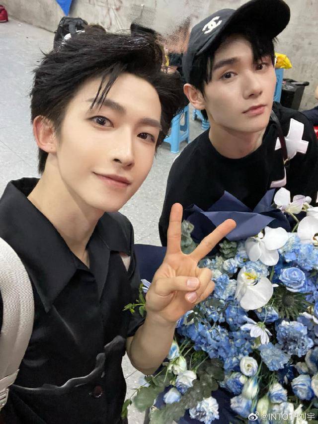 原创刘宇晒九宫格合照为成员高卿尘庆生宠溺喊小九