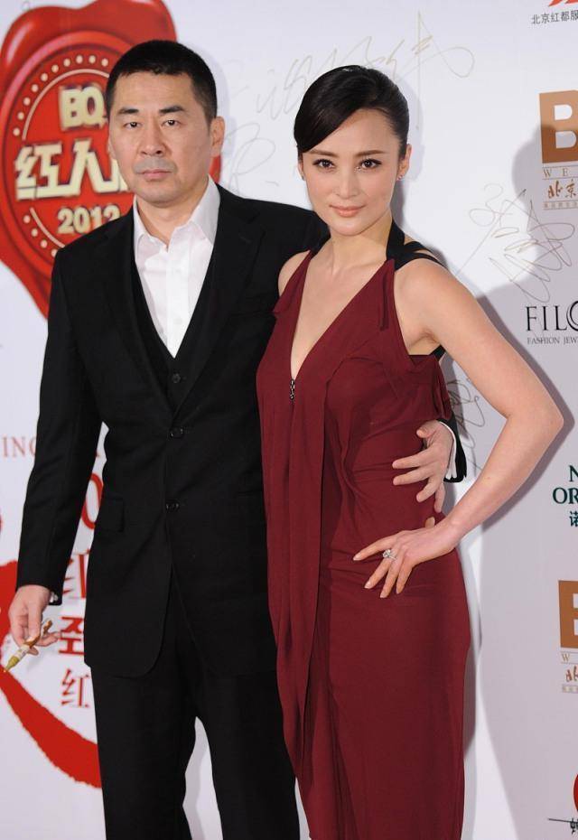 蒋勤勤在陈建斌身边真敢穿,红色长裙清凉又高级,老公搂腰真甜蜜_时尚