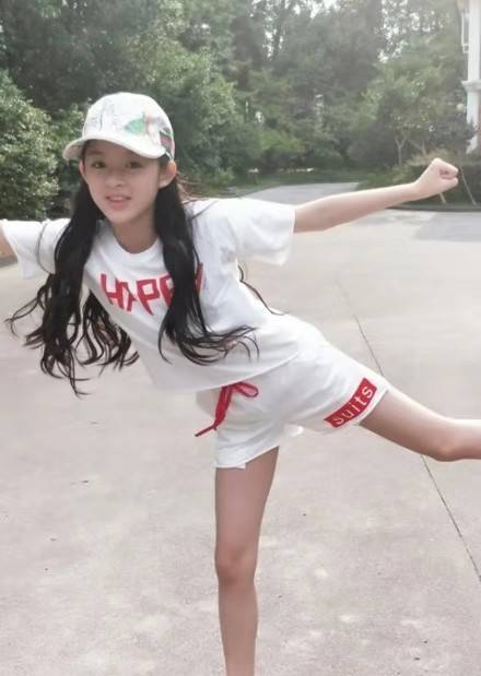 杨幂旗下迎来最小童星颜值惊艳不输姐姐们12岁就有竹竿细腿