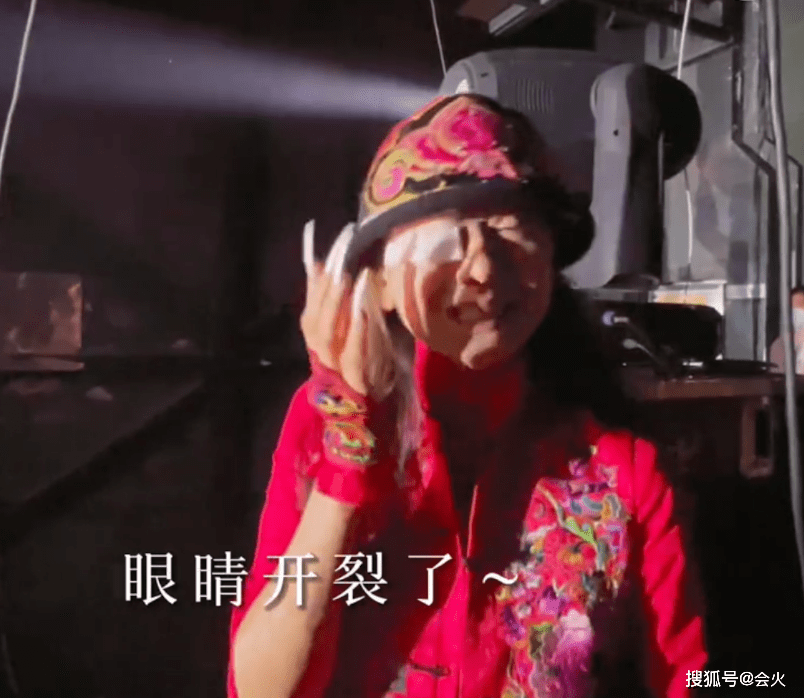 63岁杨丽萍眼睛开裂受伤!脸上包纱布上台谢幕