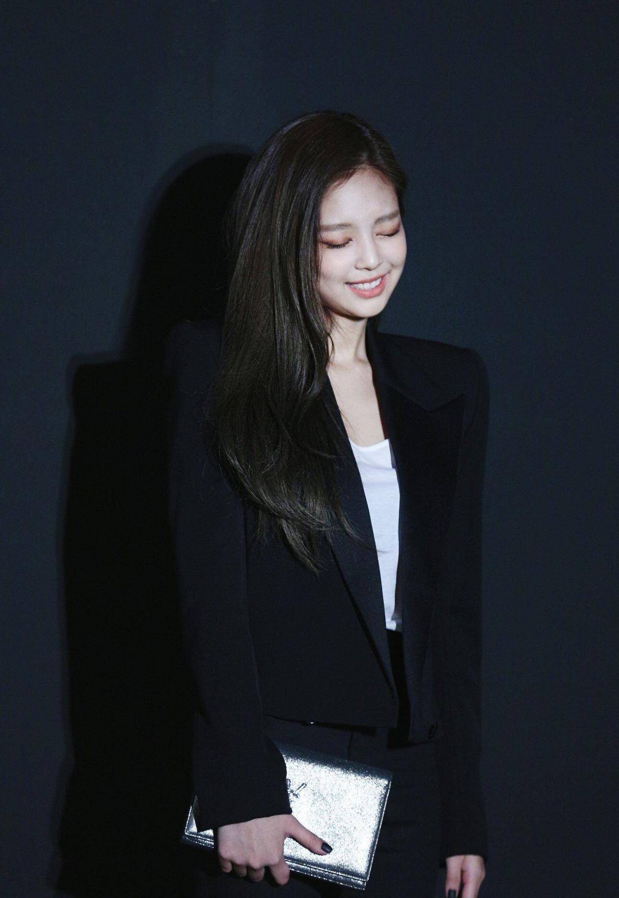 jennie露背西装高清图片