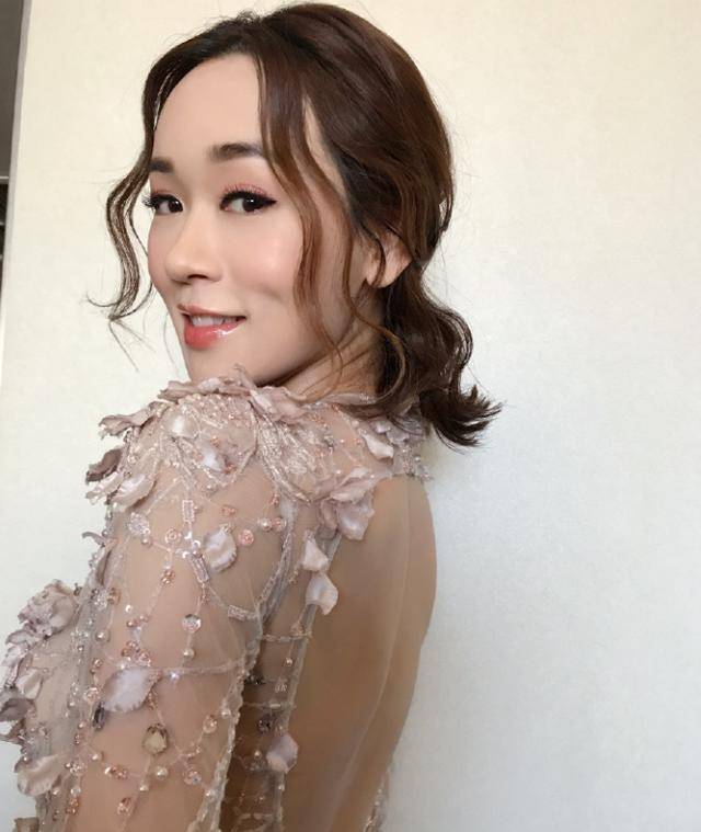 原创杨思琦改变风格粉色露背连衣裙彰显完美身材真不像41岁女人