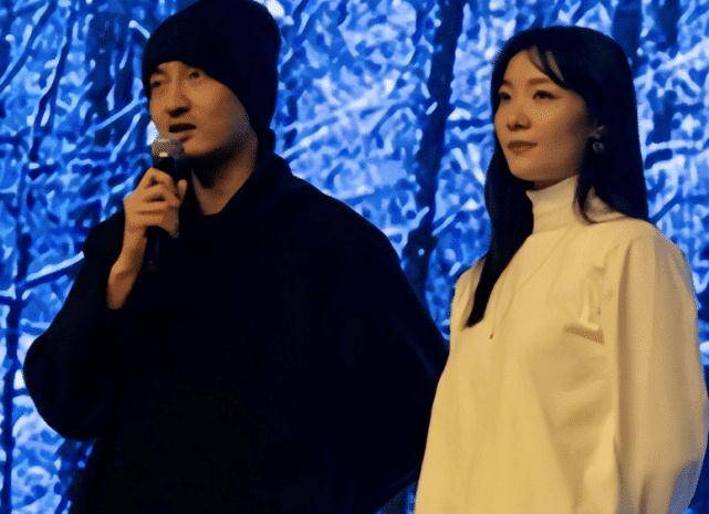 原创恋情曝光后当众秀恩爱，王传君探班齐溪，合体撒狗粮糖分超标
