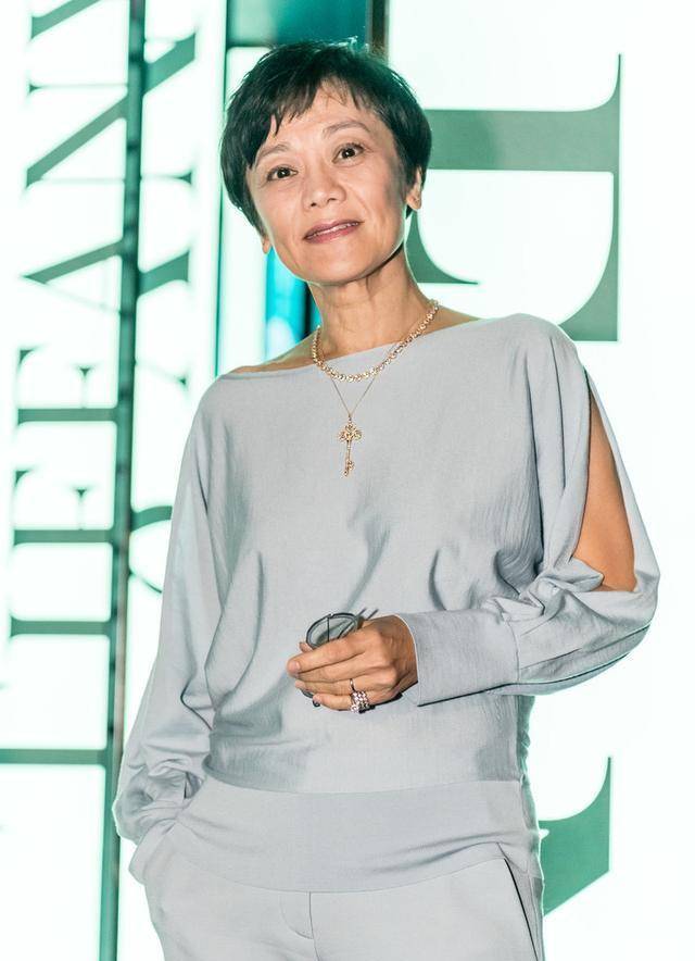 张艾嘉已经67岁了,穿雾霾蓝套装配短发,优雅老去的样子真美_电影_金像